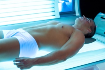 chico bronceado en solarium